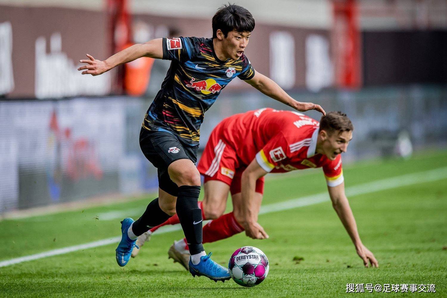 包含足球比赛现场场面激烈,球员尽展拼搏精神的词条 包含足球比赛现场场面激烈,球员尽展拼搏精神的词条